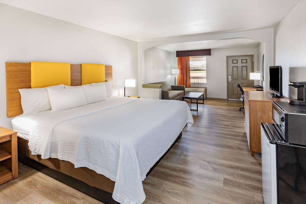 Room, 1 King Bed, Accessible, Non Smoking (Mobility,Tub w/Grab Bars) photo 3
