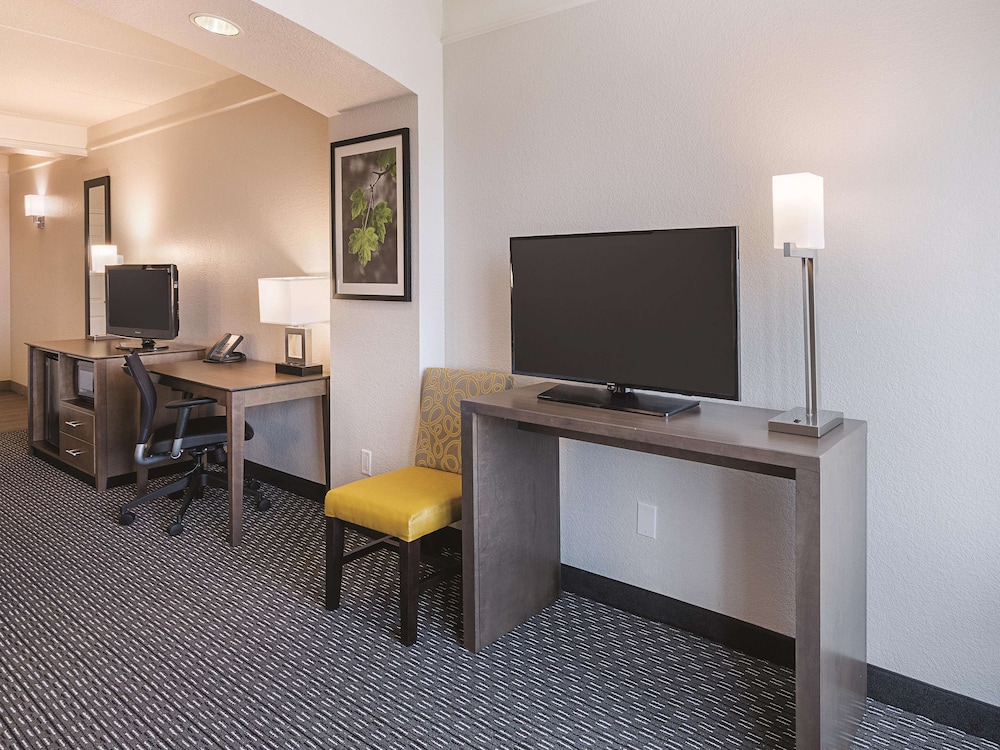 Deluxe Room, Multiple Beds, Non Smoking (1 King Bed and 1 Full Bed) - Photo 4