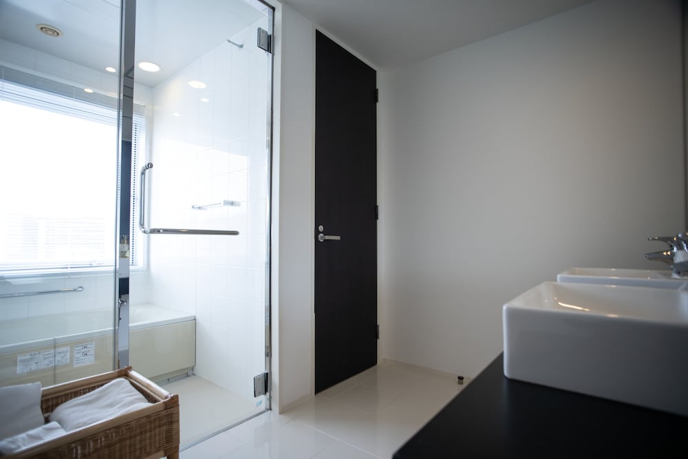 View Bath Twin Room, 2 Bedrooms, Non Smoking photo 2