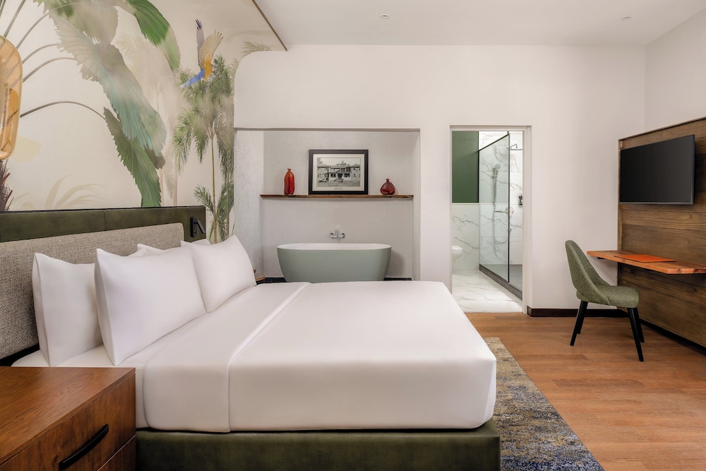 Suite, 1 King Bed, Garden View (Jacaranda Suite )