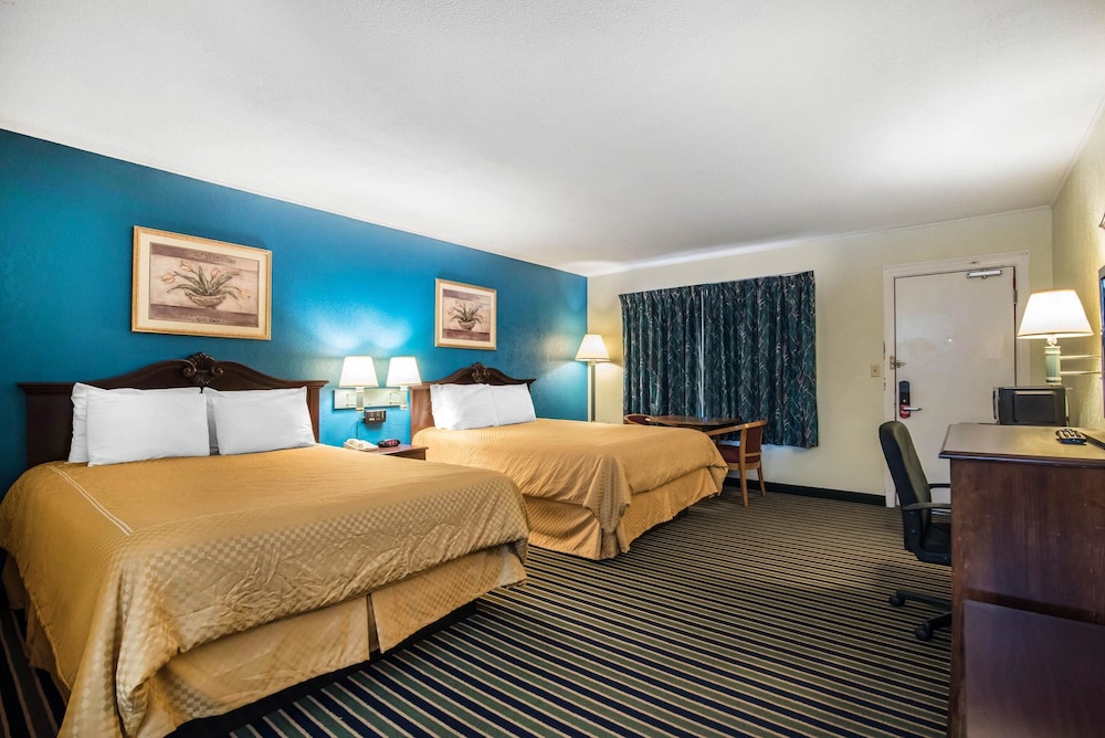 Standard Room, 2 Queen Beds, Non Smoking - Photo 2