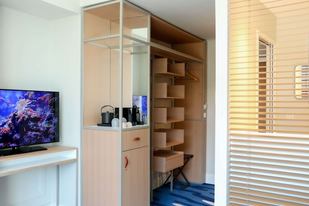 Superior Room, 1 Queen Bed, Balcony, Sea View - Photo 4