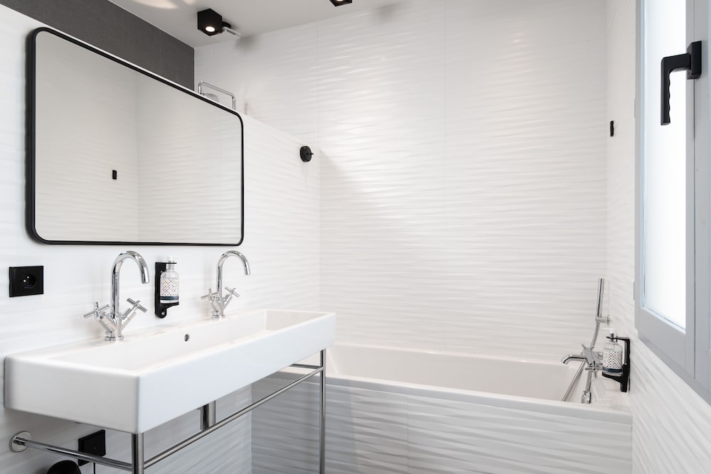 Large Suite - Photo 16