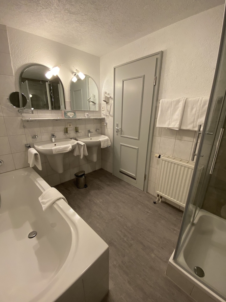 Standard Double Room, Non Smoking - Photo 7