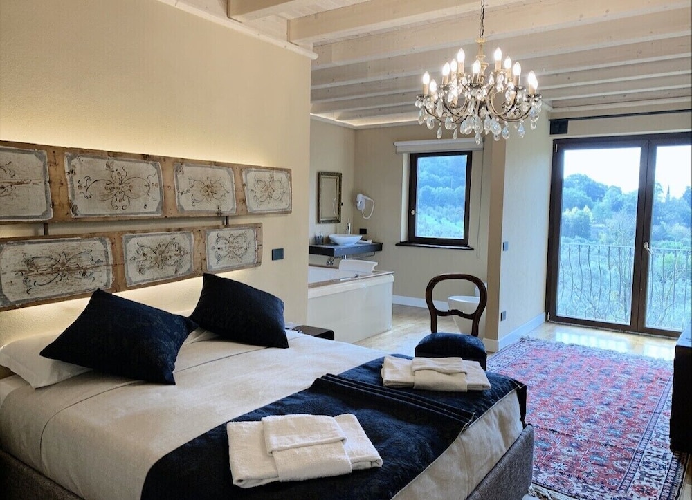 Deluxe Suite, Hot Tub, Mountain View photo 3