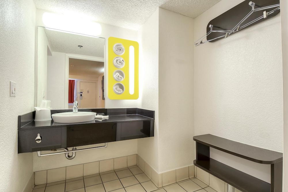 Deluxe Room, 1 Queen Bed, Accessible, Non Smoking - Photo 5