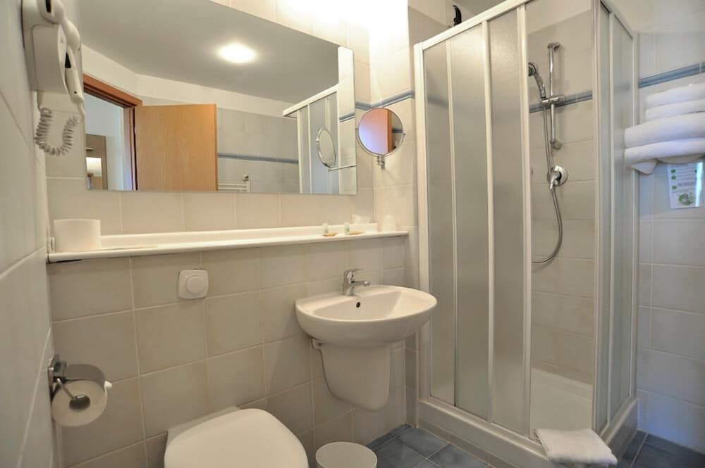 Standard Room, Multiple Beds - Photo 4