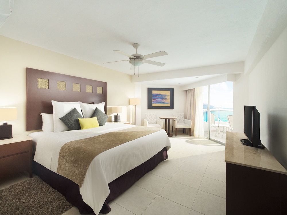 Deluxe Room Ocean Front Elite photo 3