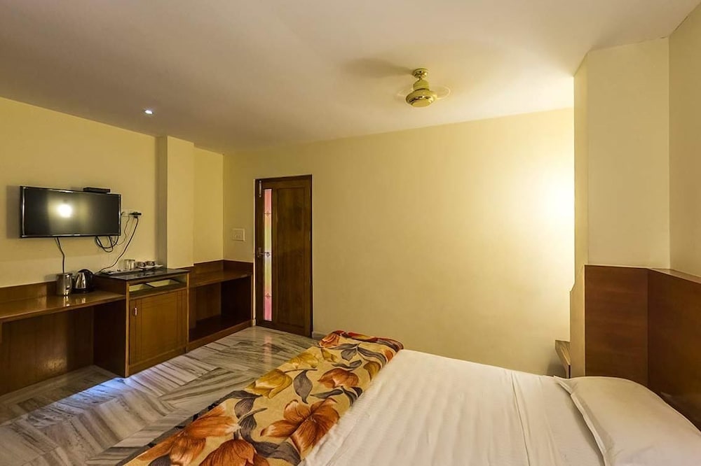 Deluxe Room, 1 King Bed, Non Smoking photo 3