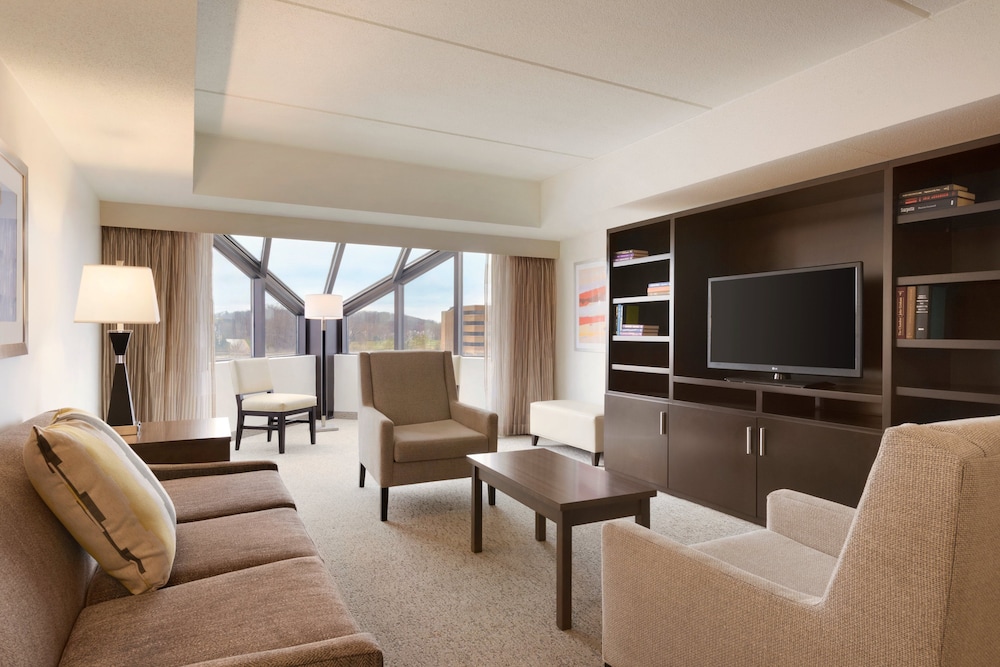 Suite, 1 King Bed, Non Smoking - Photo 3