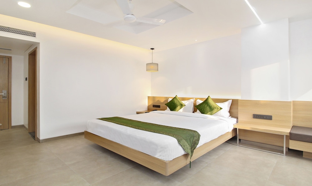 Deluxe Room, Multiple Beds - Photo 3