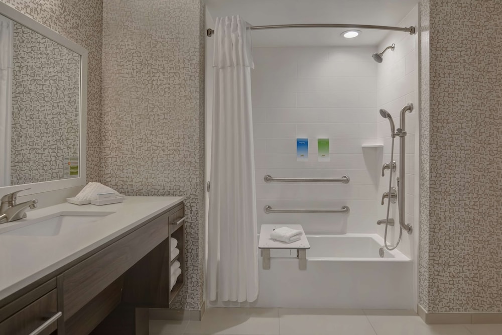 Premium Suite, 1 King Bed, Accessible, Bathtub (Mobility & Hearing) photo 3