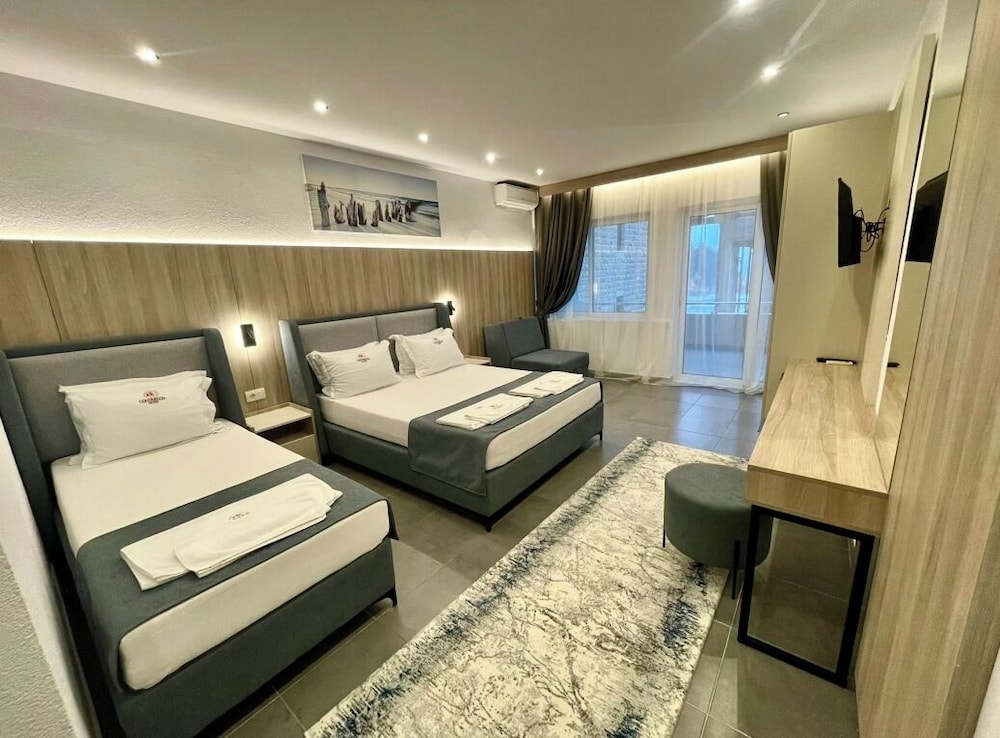 Classic Triple Room, Balcony