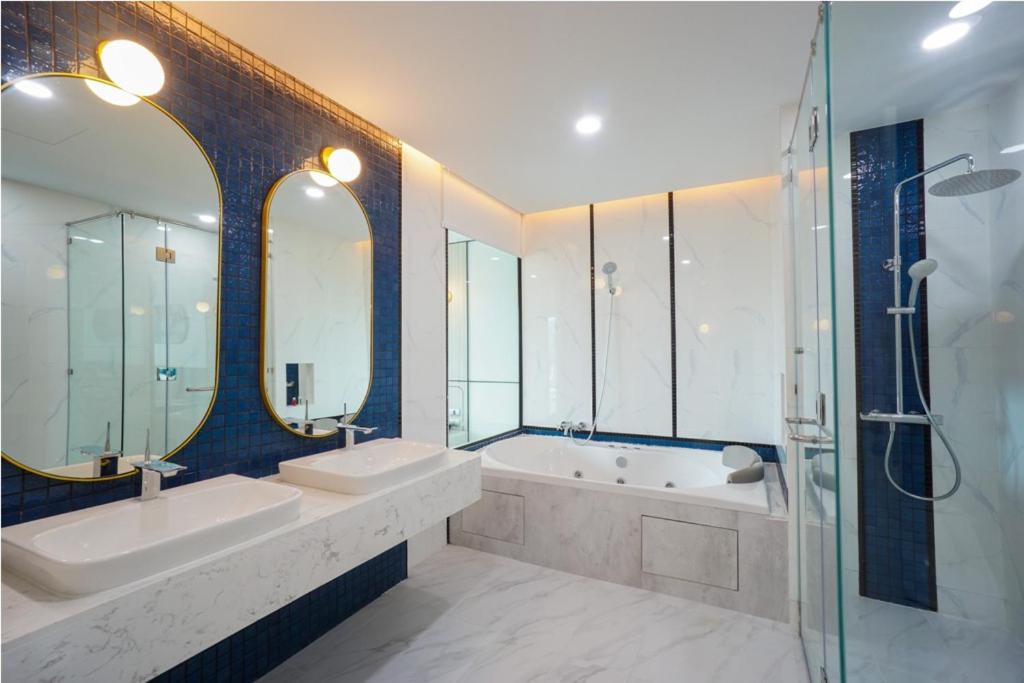 Deluxe King Suite - Photo 7