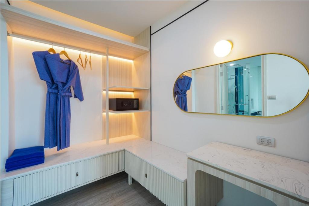 Deluxe King Suite - Photo 6