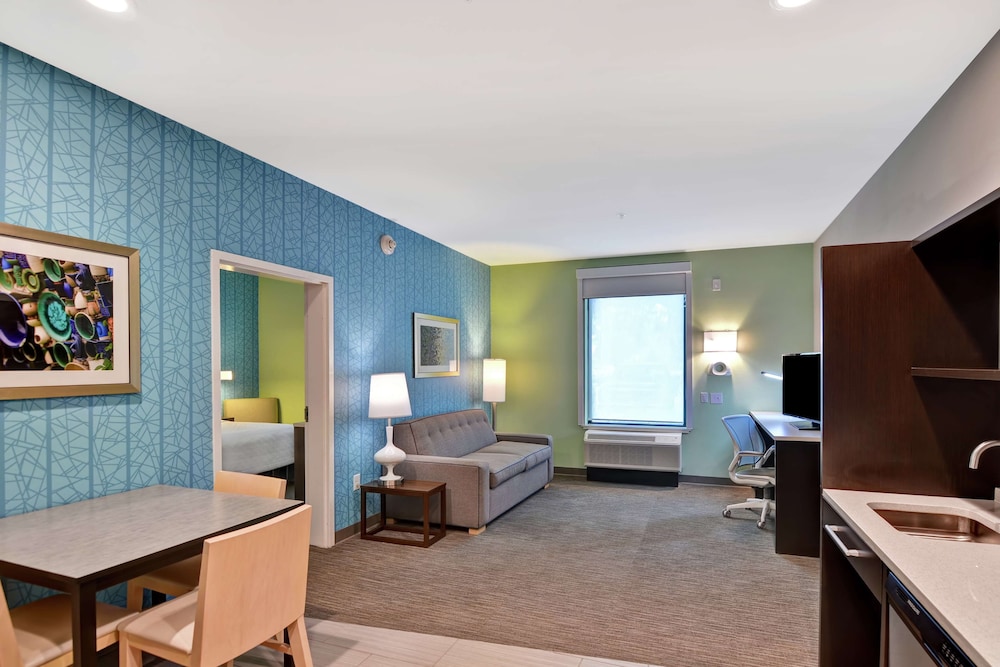 Suite, 1 King Bed, Non Smoking (Rollin Shower) photo 3