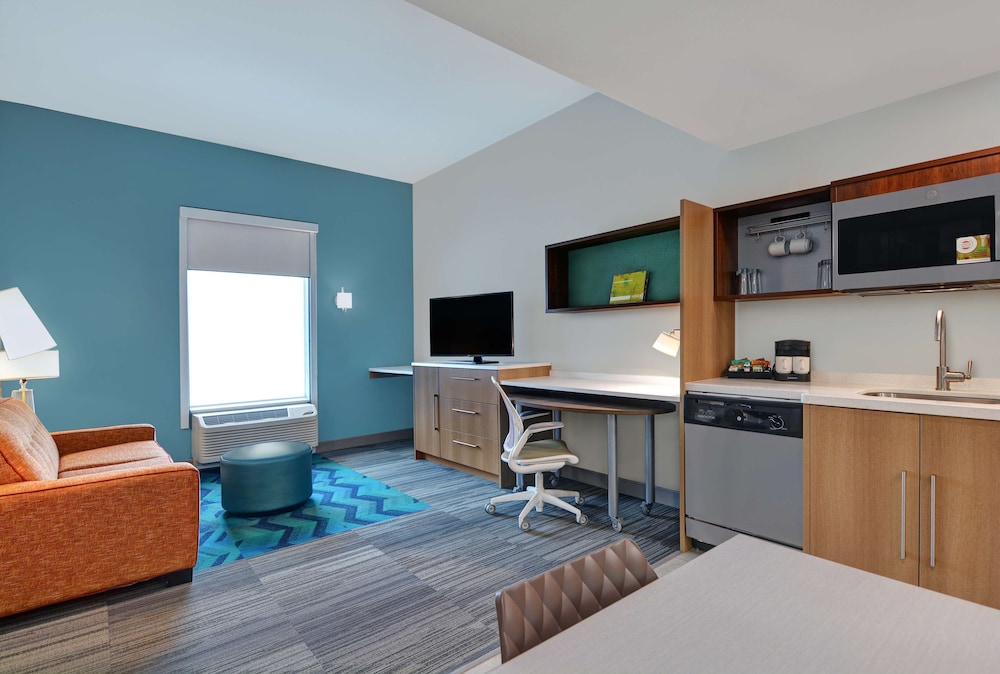 Suite, 1 King Bed, Accessible, Bathtub (Mobility & Hearing) photo 3