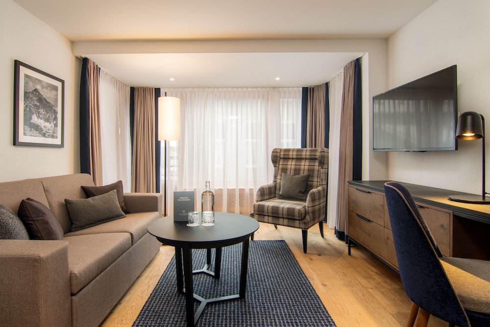 Suite, 1 King Bed, Bathtub