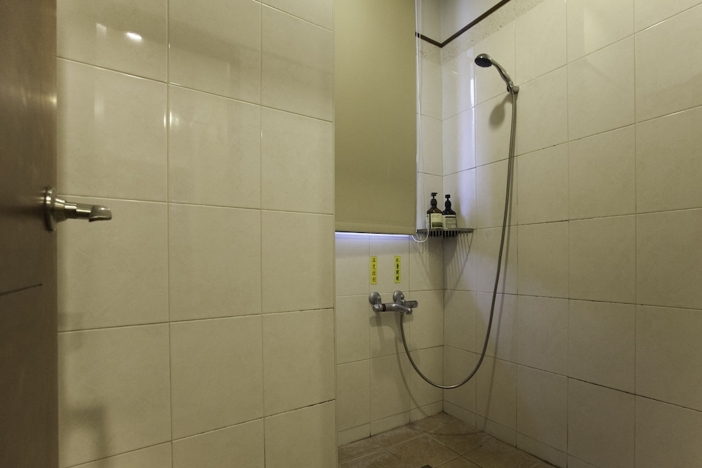 Signature Quadruple Room, 2 Double Beds, Shared Bathroom, Courtyard View photo 3