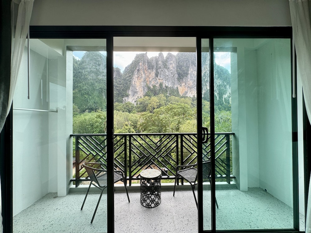 Premium Studio Suite, 1 King Bed, Pool View - Photo 2