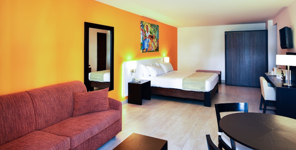 Standard Suite, 1 King Bed (Superior King) photo 3