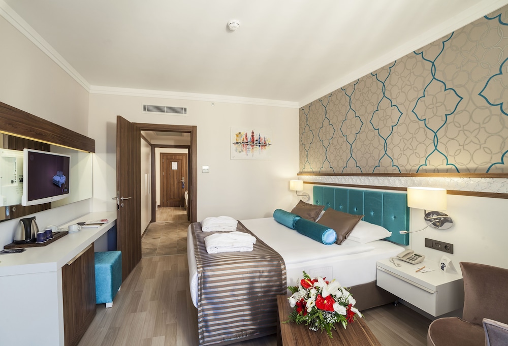Family Room (Land View) photo 2