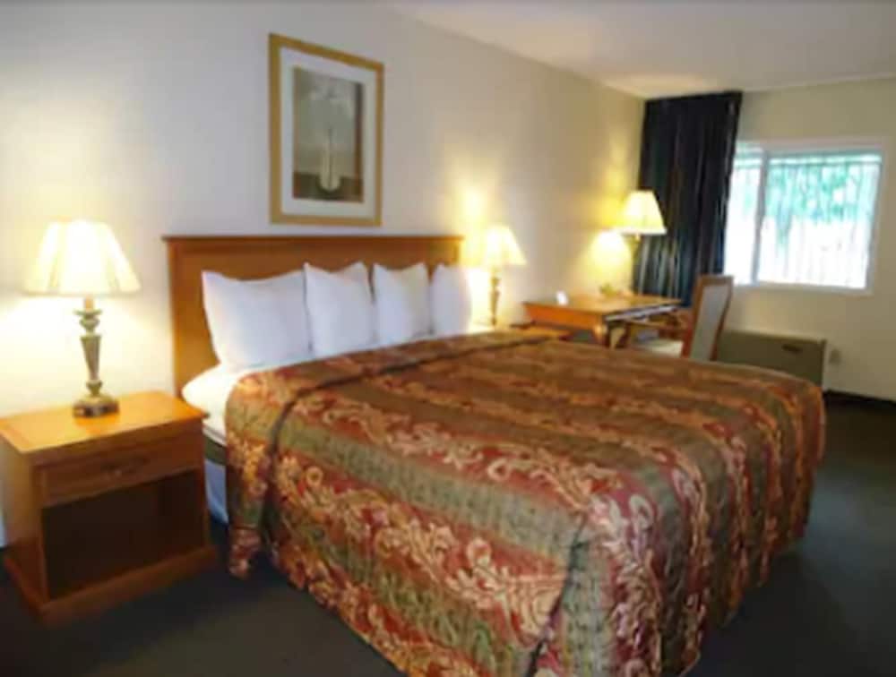 Standard Room, 1 King Bed - Photo 5
