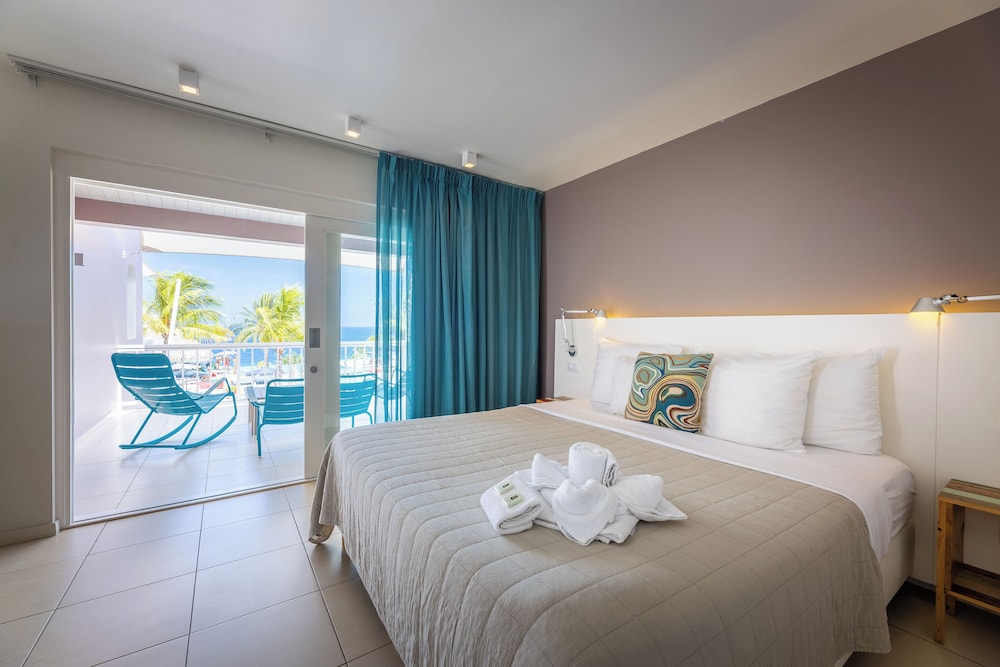 Deluxe Room, Pool Access, Partial Ocean View