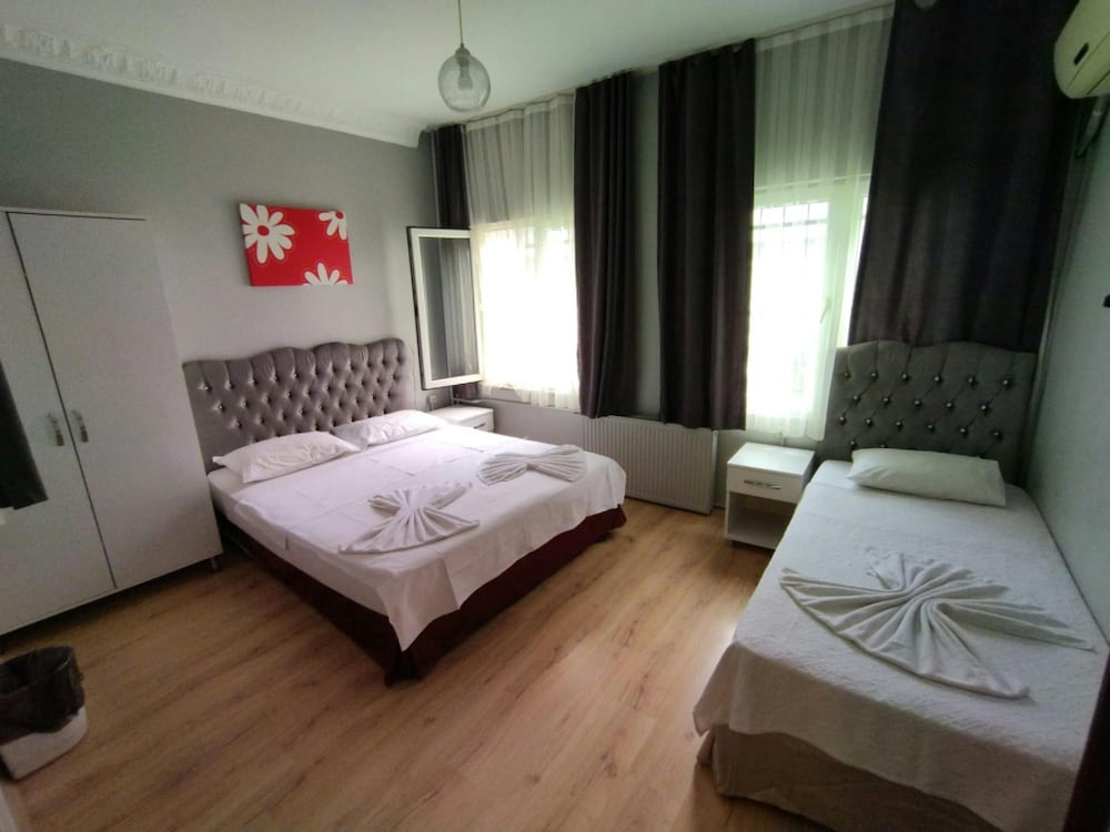 Triple Room with Private Bathroom photo 2