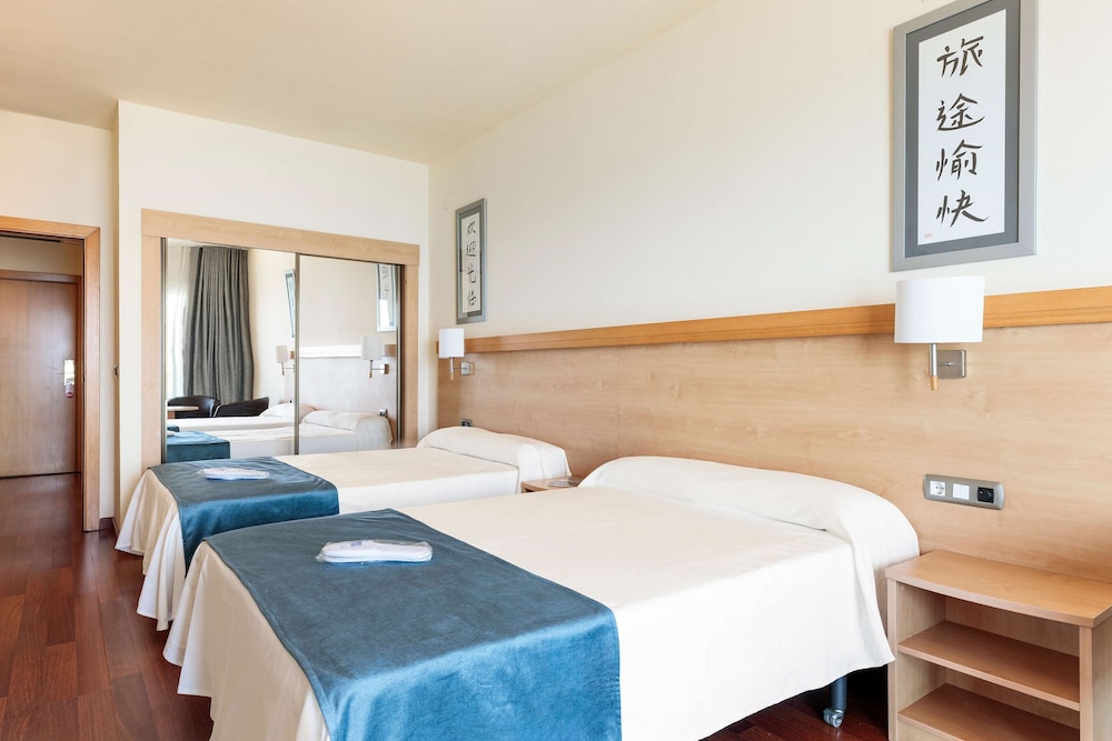 Standard Room, Partial Sea View (3 adults + 1 child) - Photo 4