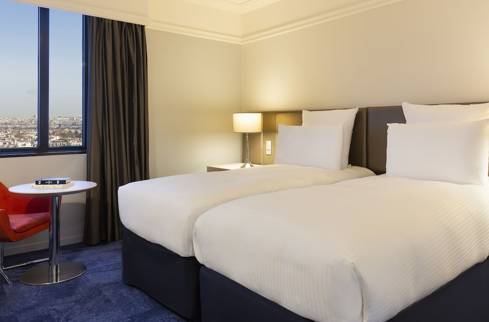 Classic Family Room, 2 adjoining bedrooms, 1 queen-size bed, 2 single beds