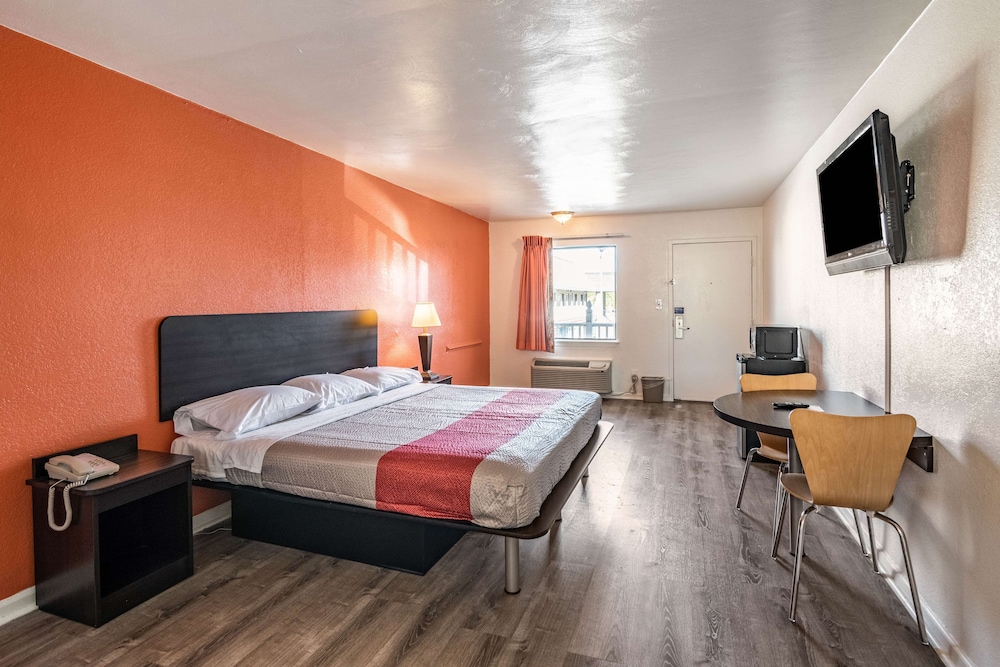 Deluxe Room, 1 King Bed, Smoking, Kitchenette - Photo 2