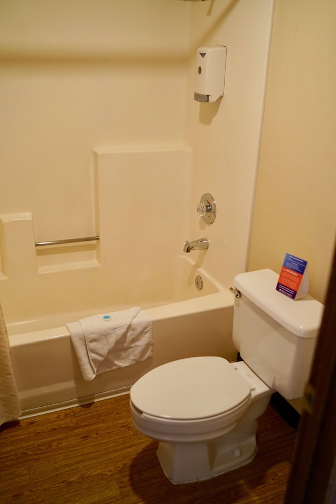 Pet Friendly Room, 2 Queen Beds ($20 daily pet fee collected by hotel) - Photo 2