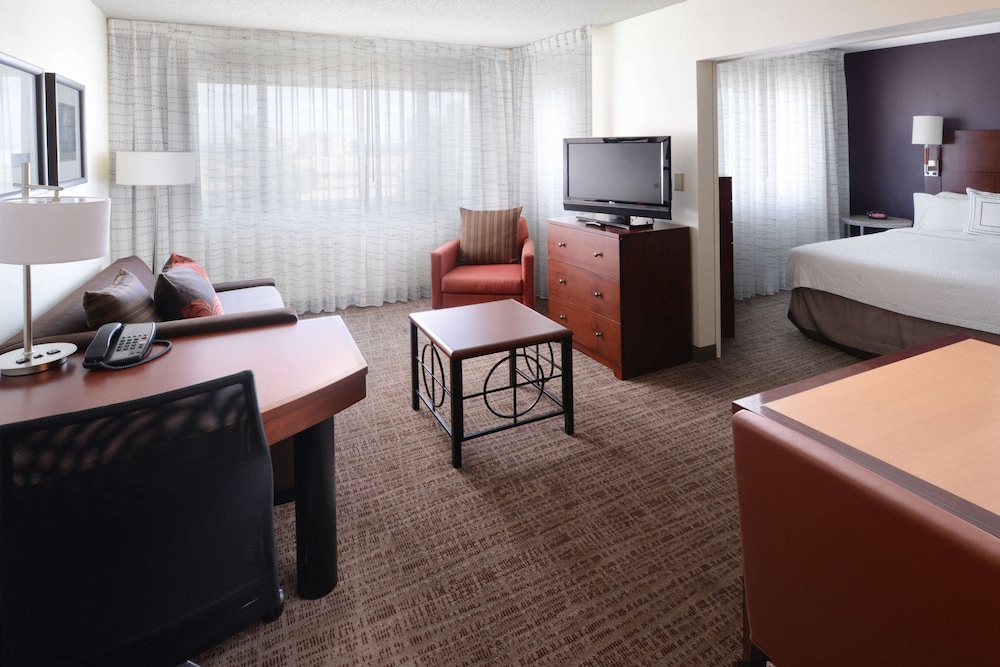 Deluxe Room, 1 King Bed (Studio) photo 2