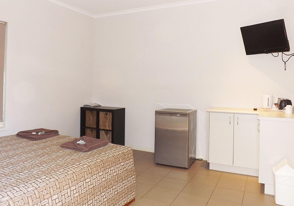 Economy Room, 1 Queen Bed photo 2