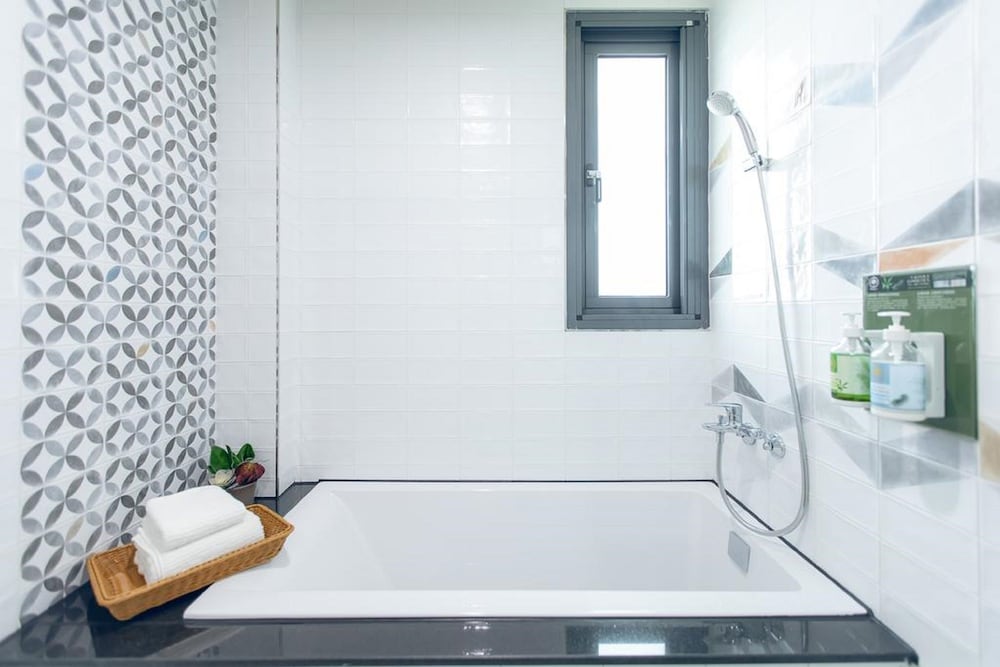 Family Room, Bathtub photo 3