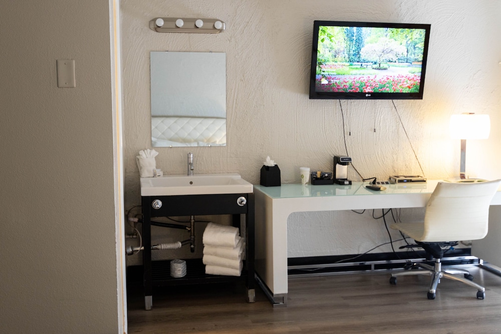 2 Queen Suite - Photo 2