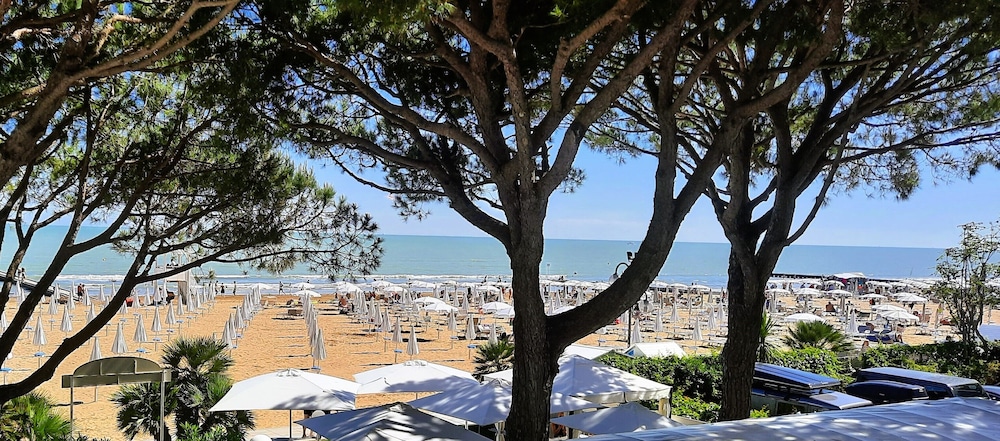 Double or Twin Room, Balcony, Partial Sea View - Photo 4
