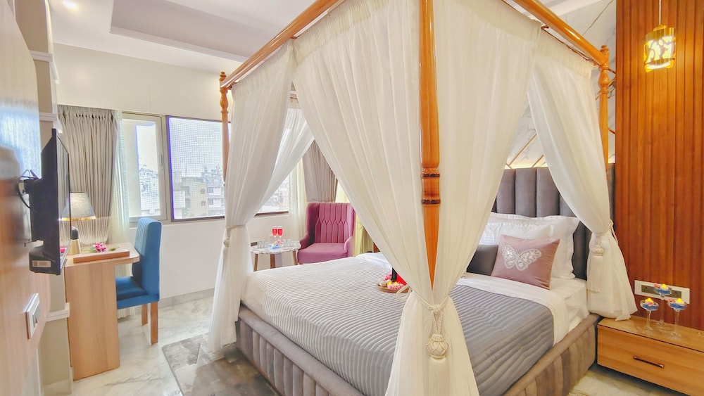 Luxurious Bathtub Room with Canopy Bed
