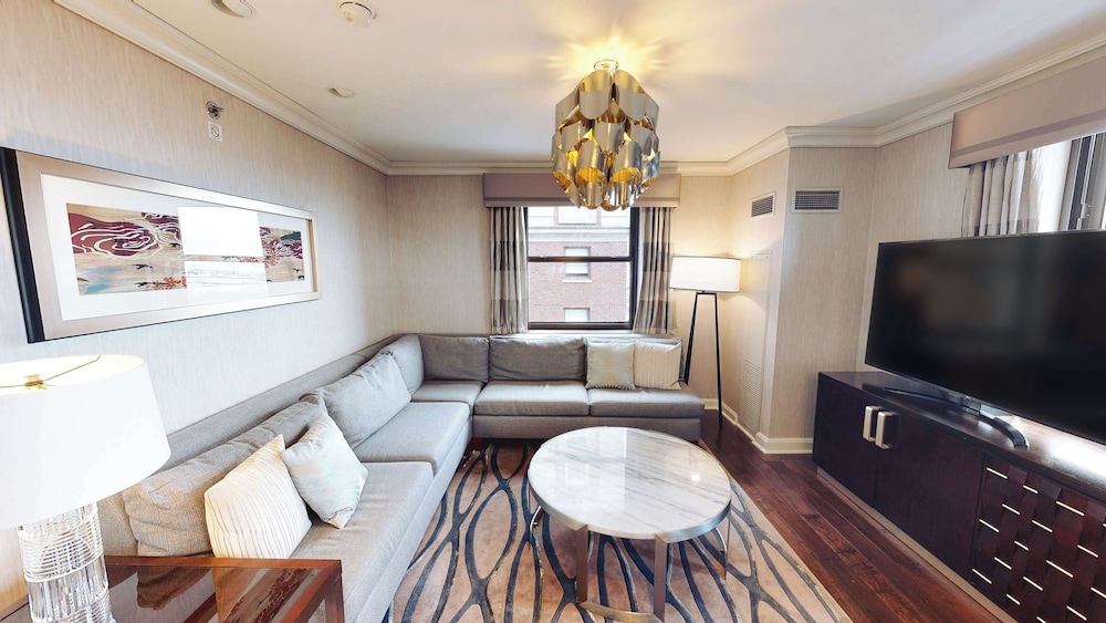 Suite, Multiple Beds, Non Smoking thumbnail 5