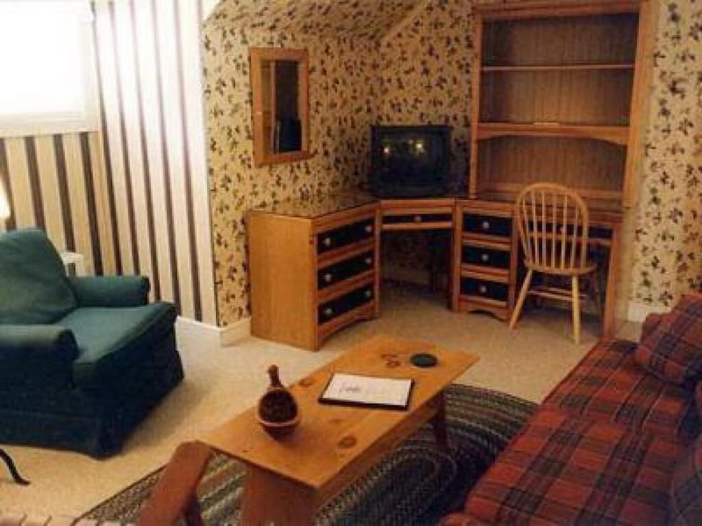 Standard Quadruple Room, Ensuite (Pondside 3 Room Suite) photo 1