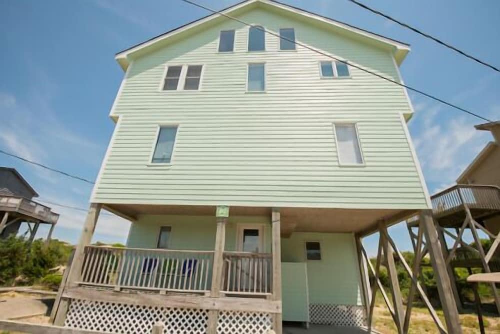 80 – Oceanfront 3 Story Cottage photo 1