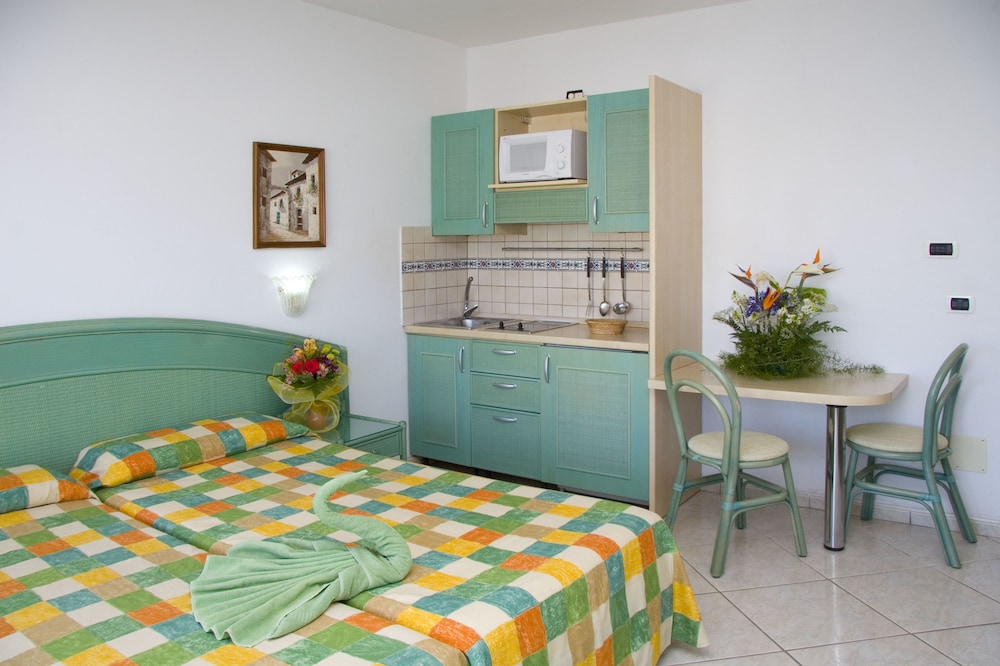 Studio, 2 Twin Beds, Balcony photo 2
