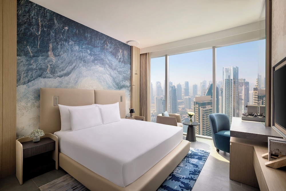 Deluxe Room, 1 King Bed thumbnail 5
