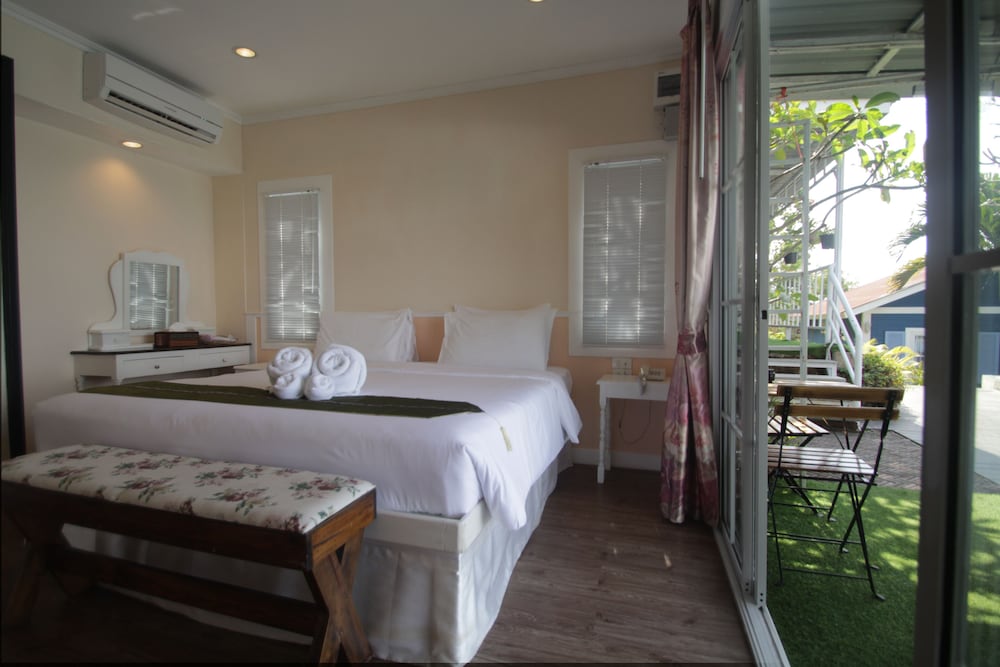Deluxe Room Pool Side