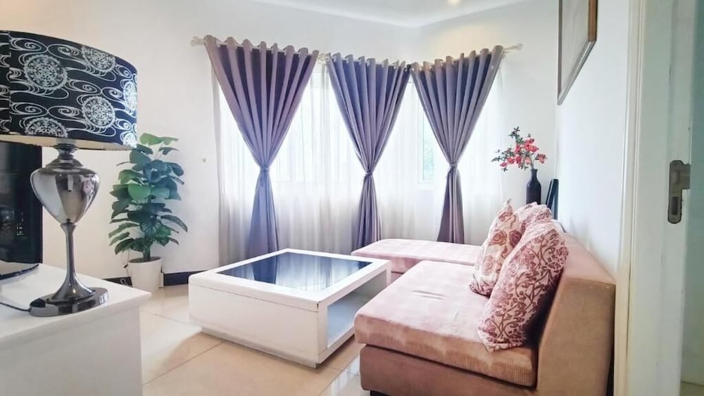 City Apartment, 2 Bedrooms photo 3