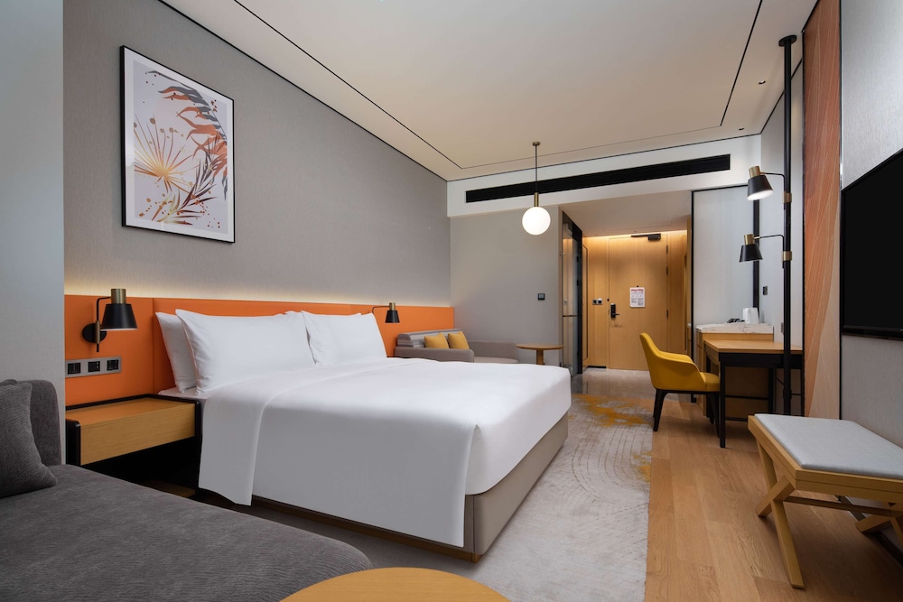 Basic Room, 1 King Bed - Photo 4