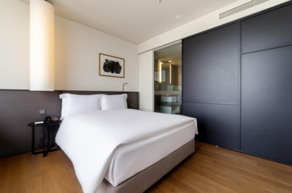 [KTO Visit Korea Giveaway] Deluxe Double Room + Kingdom Friends Character (2pc) + Leaflet