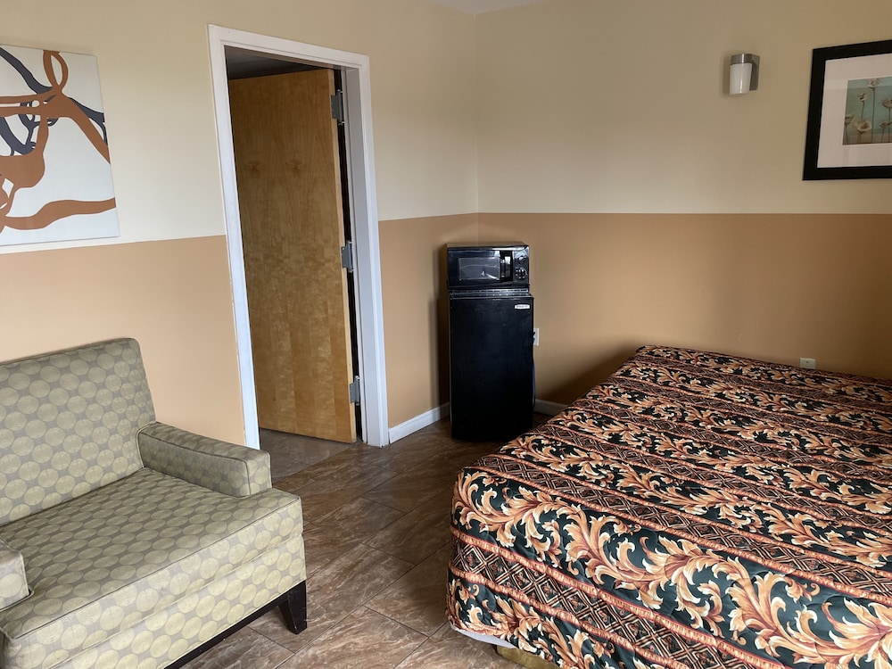 Deluxe Room, King and Queen Bed - Photo 12
