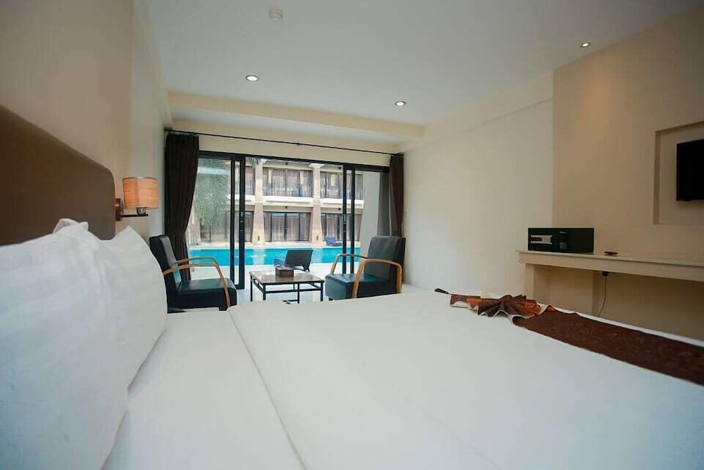 Deluxe Pool Access, Double Bed photo 3